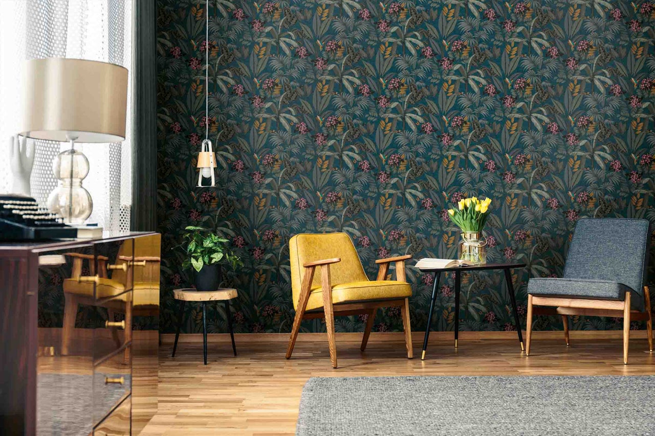 Woonkamer met behang met plantenmotieven, fauteuil en tafel