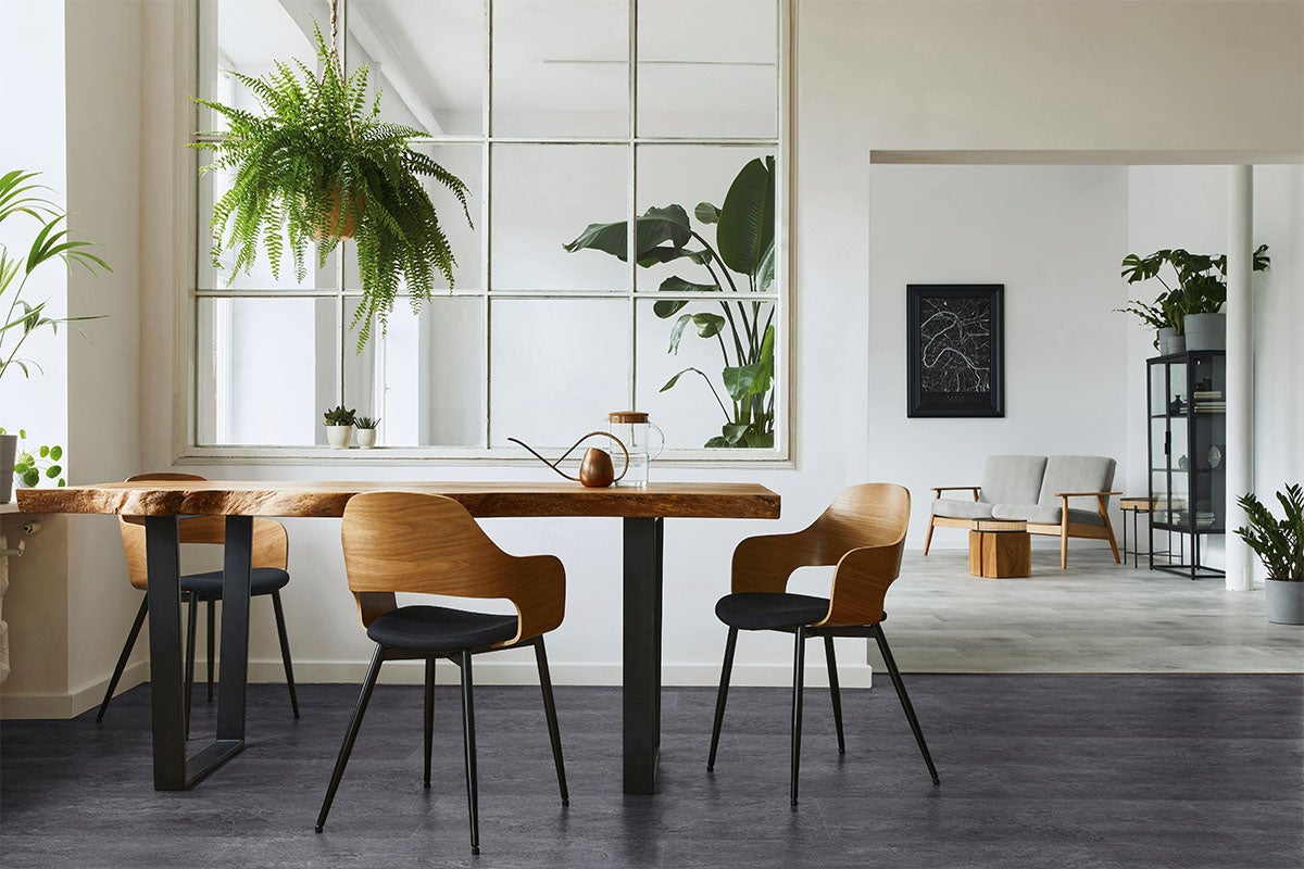 Eetkamer met houten tafel, stoelen en planten