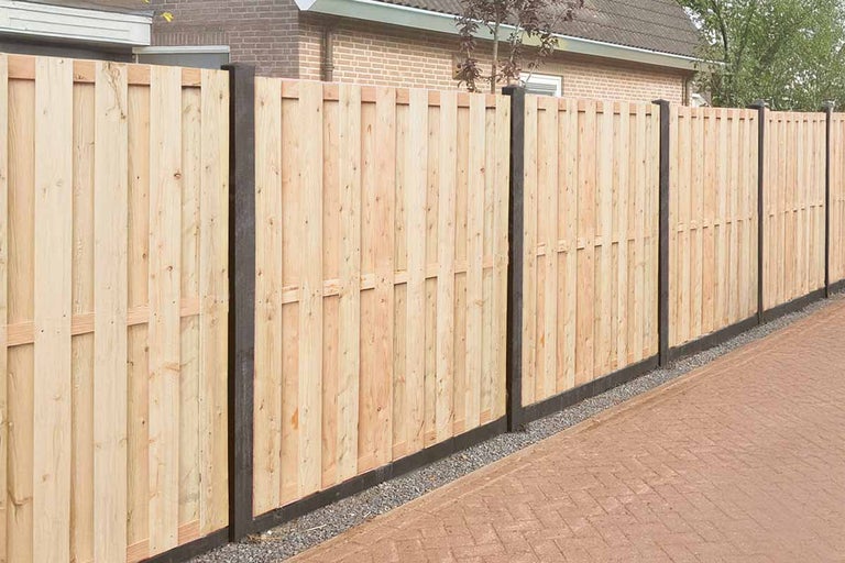 Houtbetonschutting plaatsen