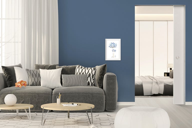 Woonkamer met bank, salontafel en wanddecoratie