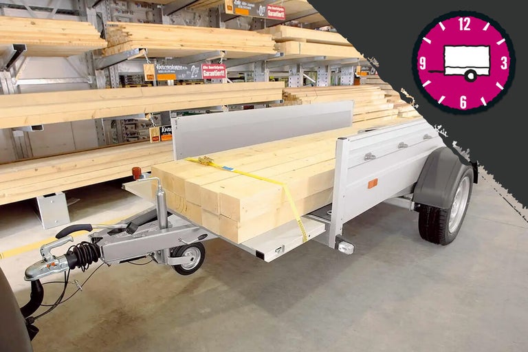 Aanhanger met lading hout in de bouwmarkt