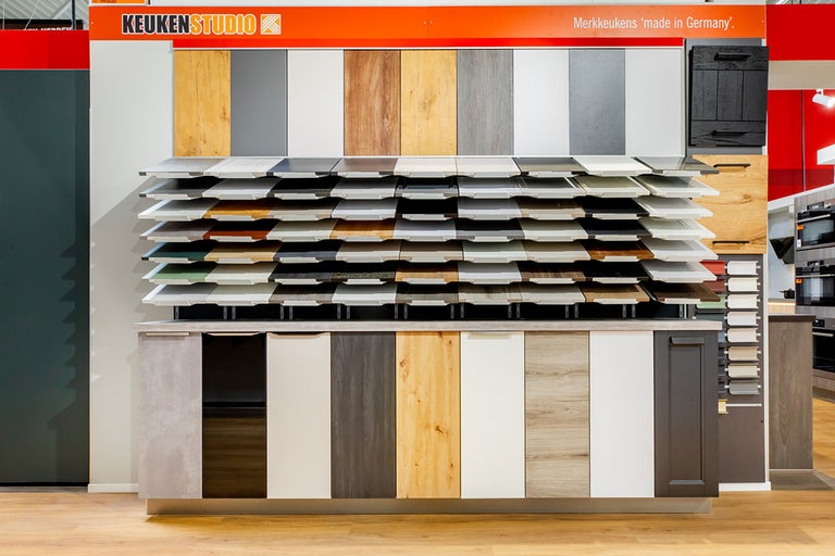 Tentoonstelling van keukenfronten in een keukenstudio