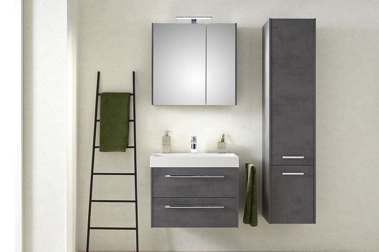 Moderne badkamermeubelset in betonlook met wastafelmeubel, spiegelkast en hoge kast. Inclusief handdoekladder.
