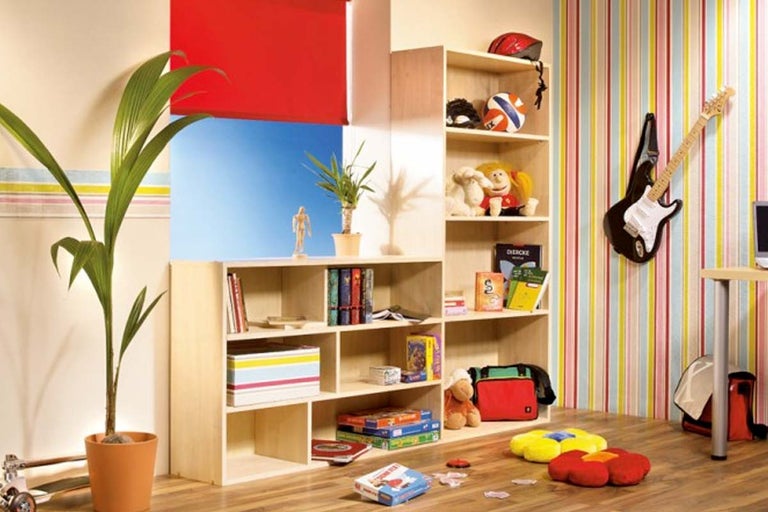 Kinderkamer met licht houten rek, speelgoed, boeken en decoratieve elementen