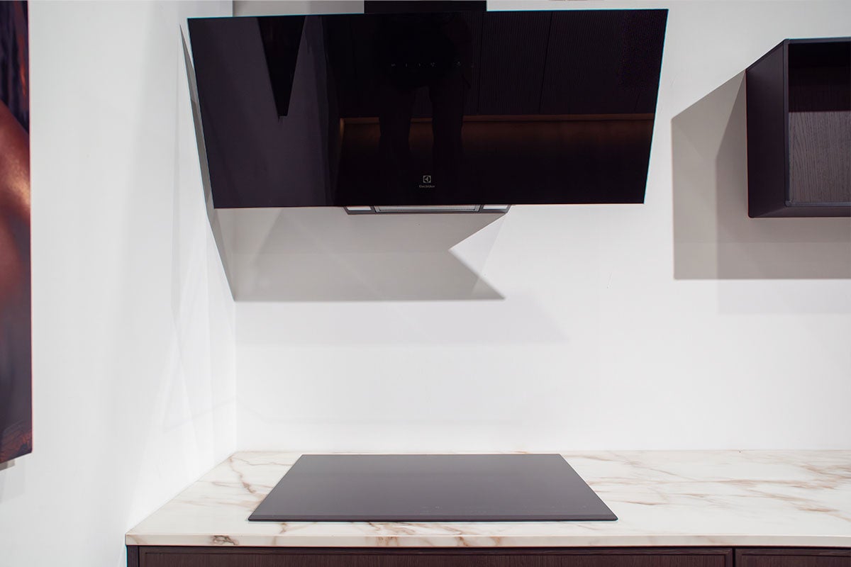 Keukenscène met afzuigkap en kookplaat op een aanrechtblad