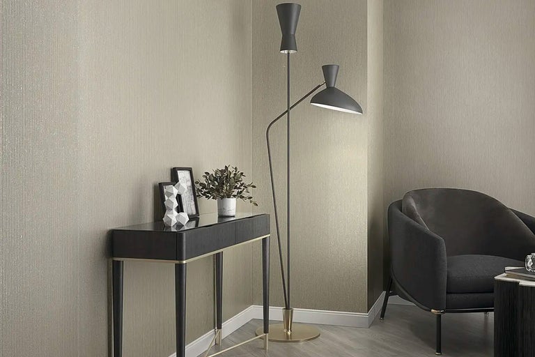 Woonkamer met vloerlamp, wandtafel, decoratie en fauteuil voor wandbehang