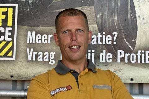 Een man in een Hornbach poloshirt voor een spandoek