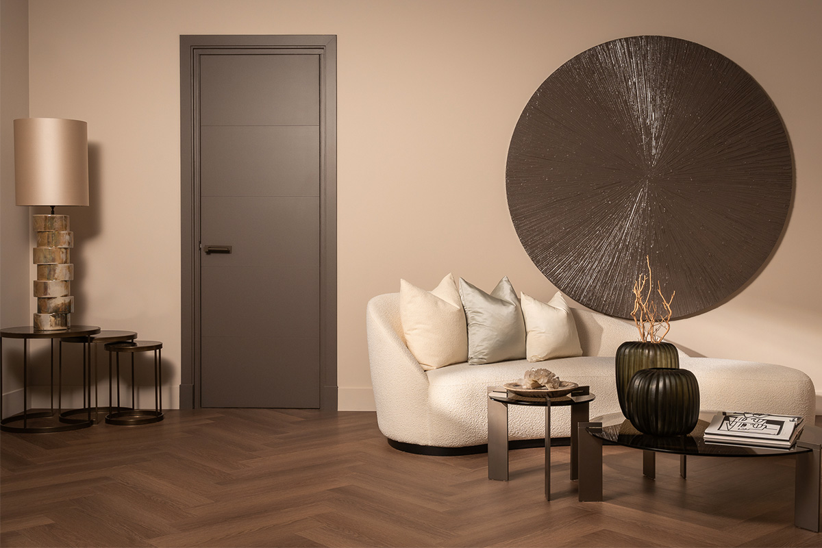 Woonkamer met binnendeur, bank en decoratie