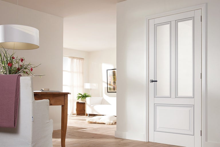 Interieurweergave met witte binnendeur met glazen inzetstuk
