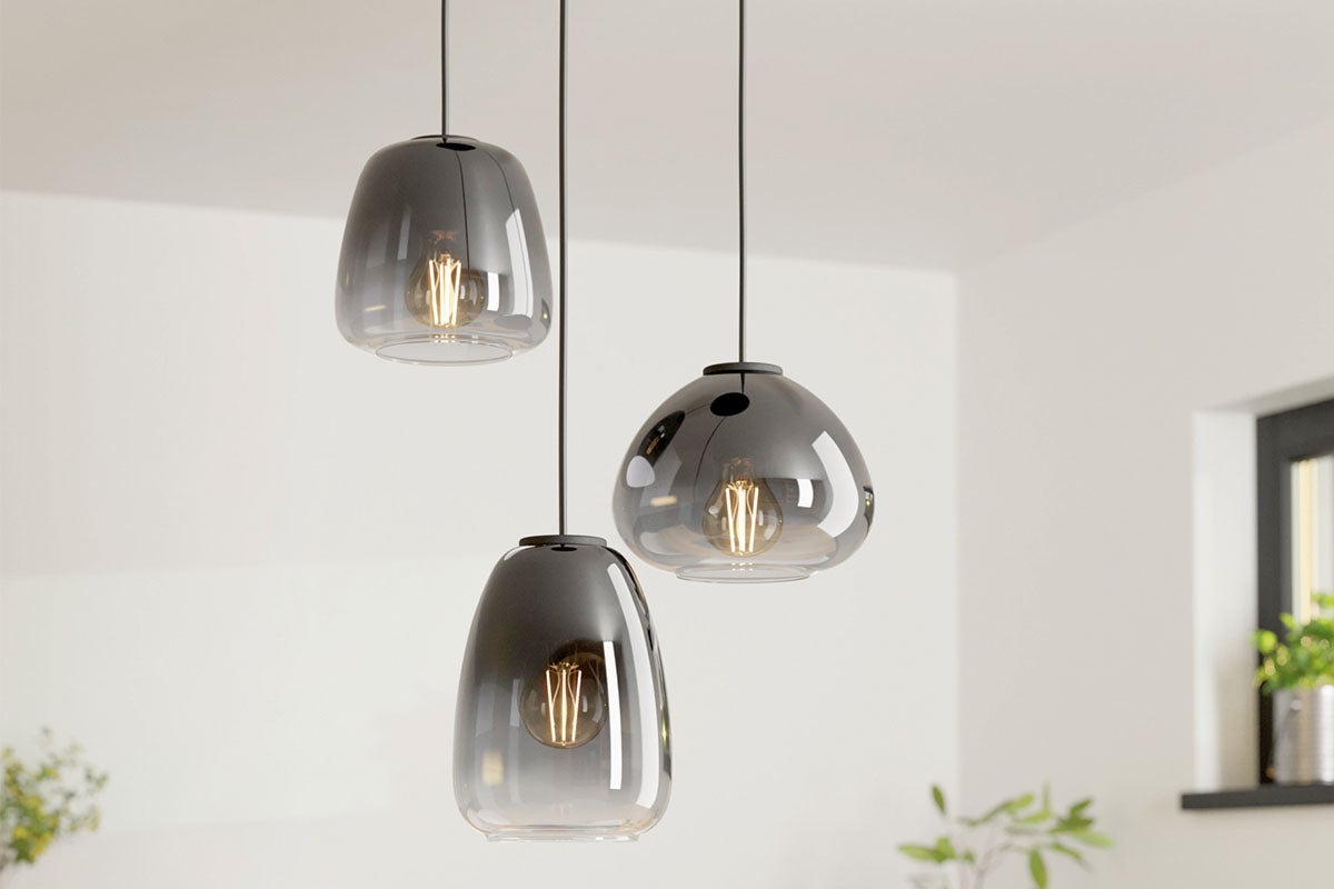Hanglamp met drie glazen lampenkappen in verschillende vormen voor een moderne interieurverlichting.