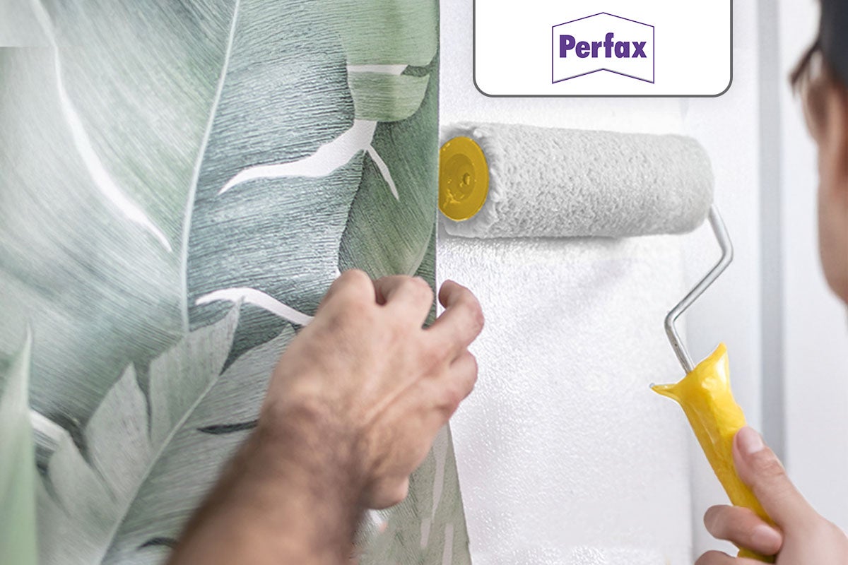 Behangen met een behang met bladmotief en een verfroller. Perfax logo.