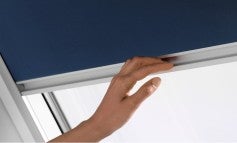 Hand bedient dakraam rolgordijn