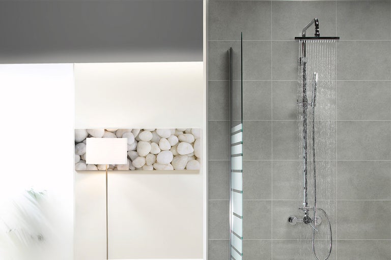 Moderne badkamer met douchewand, tegelwand en decoratie