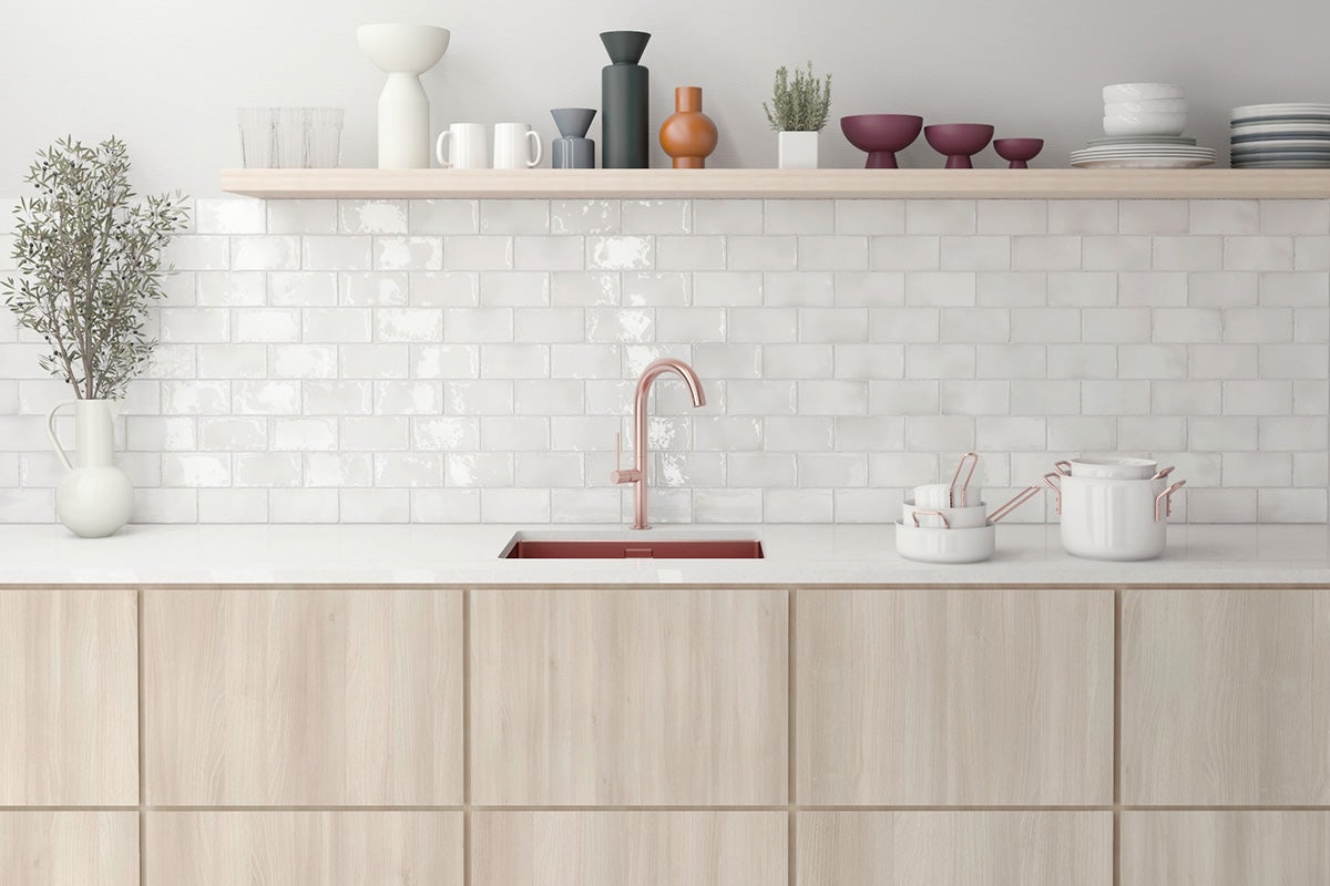 Lichte keuken met spoelbak, kraan en keukengerei