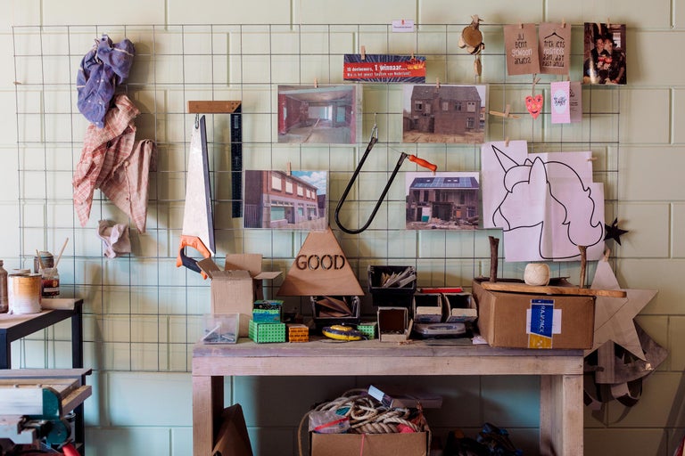 Werkbank met gereedschap en decoraties voor een rasterwand