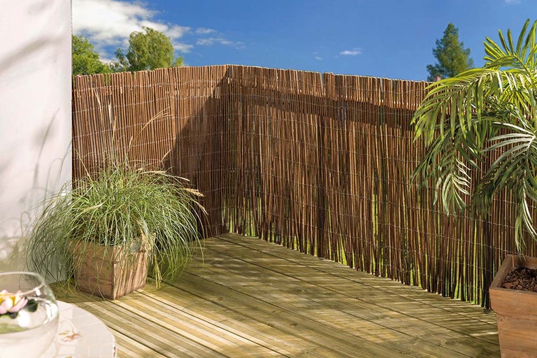 Bamboe schutting als privacyscherm op een terras met houten vloer