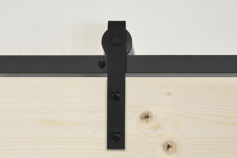 Metalen schuifdeur beslag op houten deur