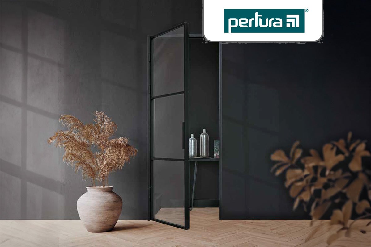 Kamerdeur met glazen inzet en zwart frame in een modern ingerichte kamer, Pertura logo