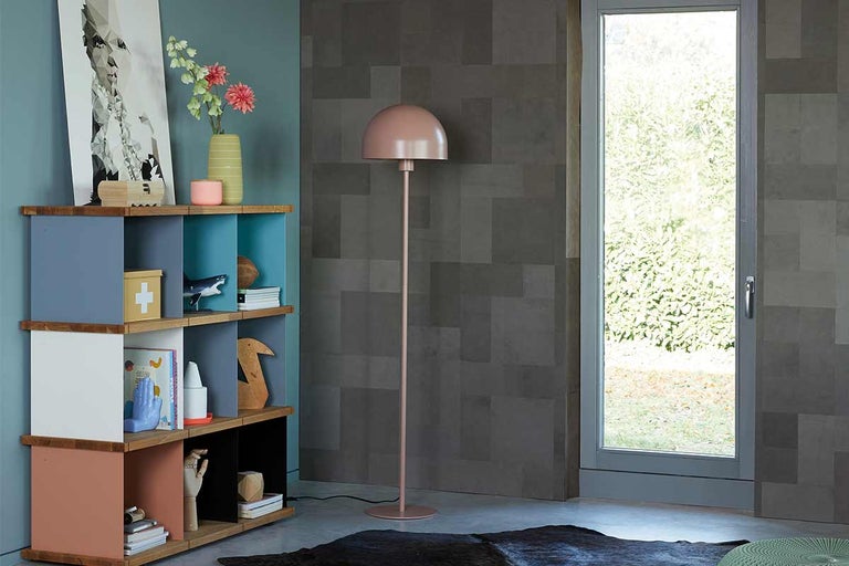 Woonkamer met plank en staande lamp