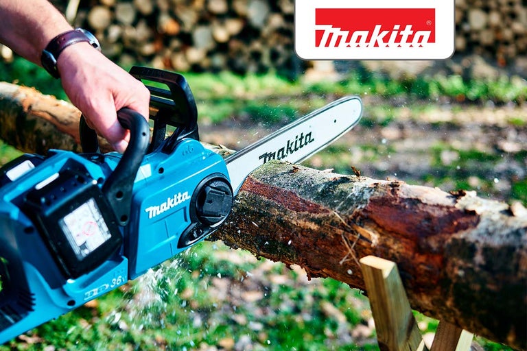 Accukettingzaag bij het zagen van een boomstam, Makita logo