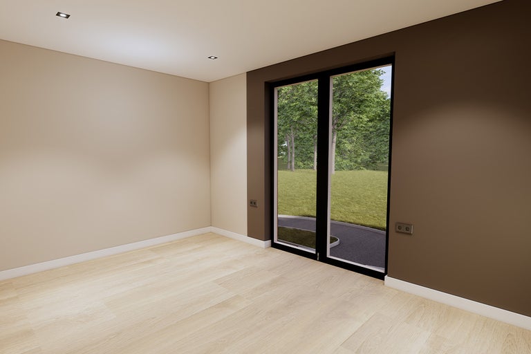 Lichte ruimte met houten vloer, openslaande deuren en uitzicht op groen