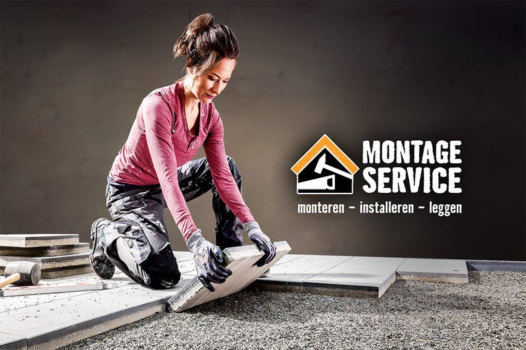 Een vrouw legt stenen platen met de Hornbach montageservice.