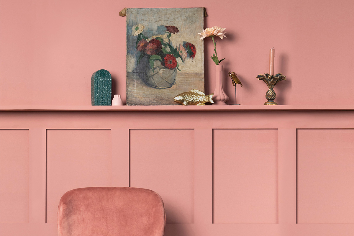 Decoratieve opstelling met schilderij, vaas, kandelaar en sierfiguren op een plank