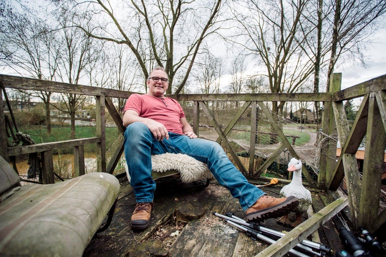 Man zit ontspannen in een boomhut.