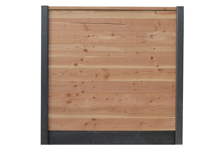 Houten schutting van horizontale planken met betonnen palen