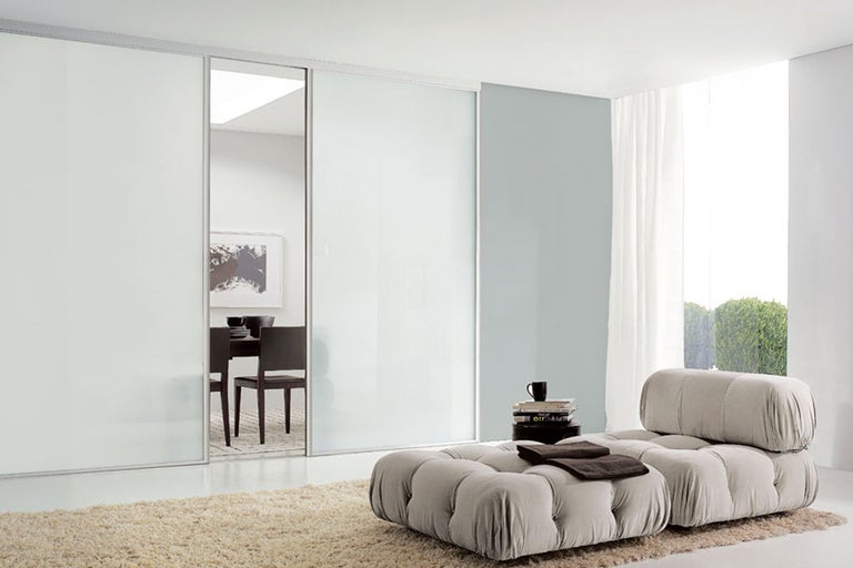 Lichte kamer met schuifdeuren, fauteuil en tapijt
