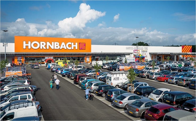 Buitenaanzicht van de Hornbach bouwmarkt met parkeerplaats