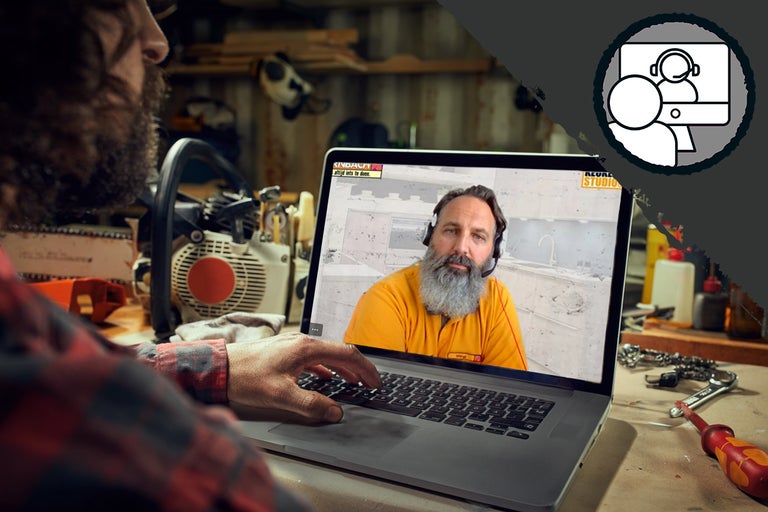 Man neemt deel aan een online consultatiegesprek op een laptop, kettingzaag op de achtergrond