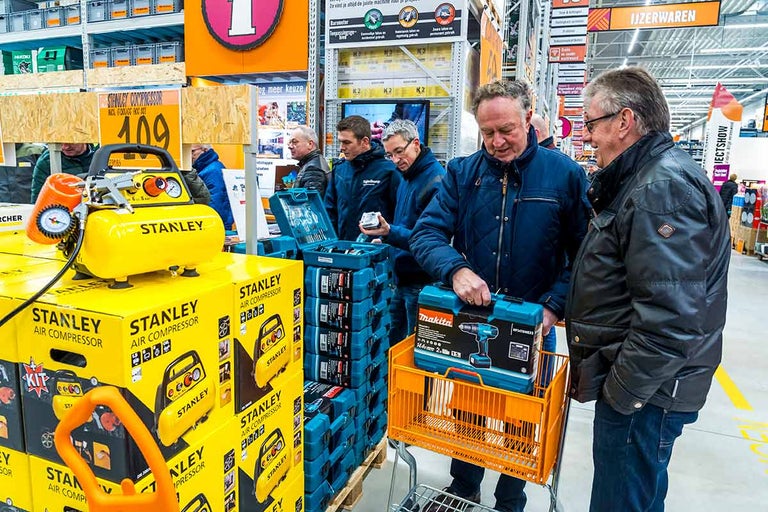 Klanten die Stanley luchtcompressoren en Makita gereedschap kopen in de Hornbach bouwmarkt