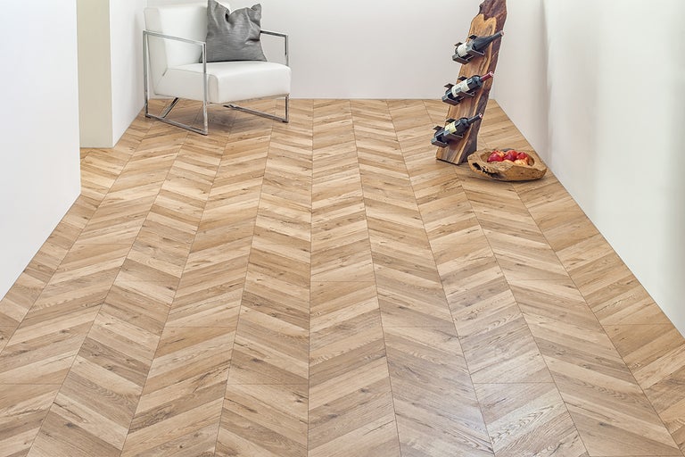 Lichte kamer met visgraatparket, stoel en wijnrek