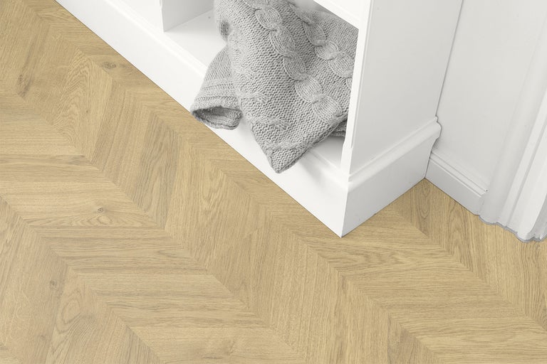 Lichte ruimte met visgraatparket en witte plank