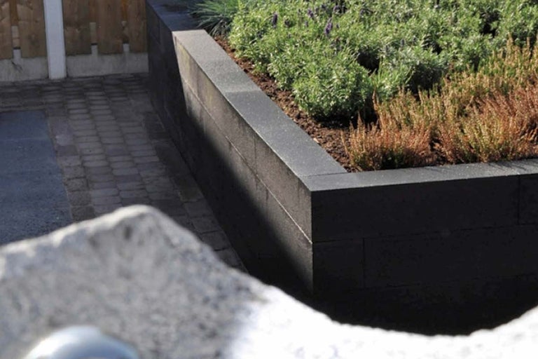 Verhoogde tuin met straatstenen