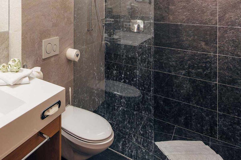 Badkamer met toilet, wastafel en douche