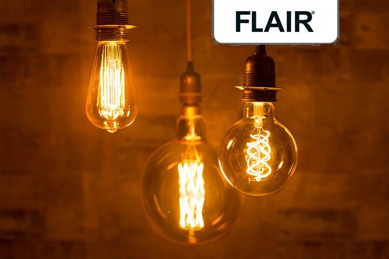 Drie decoratieve gloeilampen van het merk Flair hangen aan het plafond