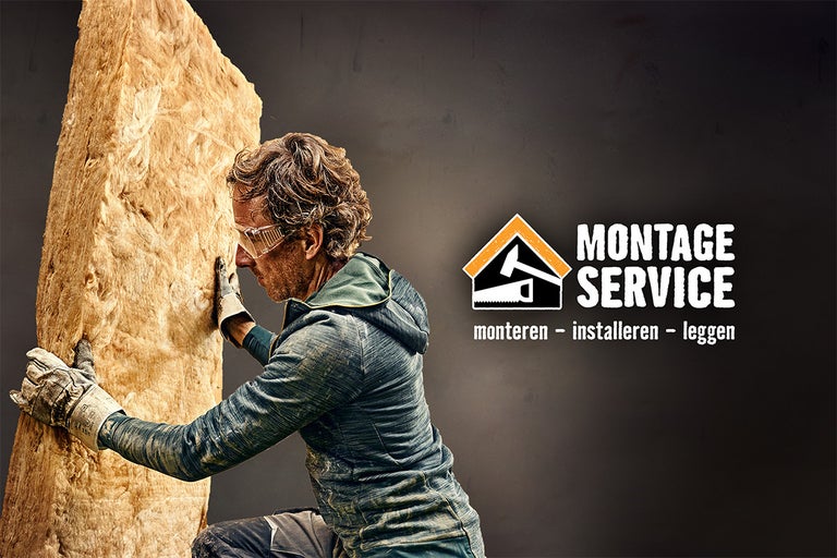 Vakman met veiligheidsbril en handschoenen houdt een isolatieplaat vast. Hornbach Montageservice logo.