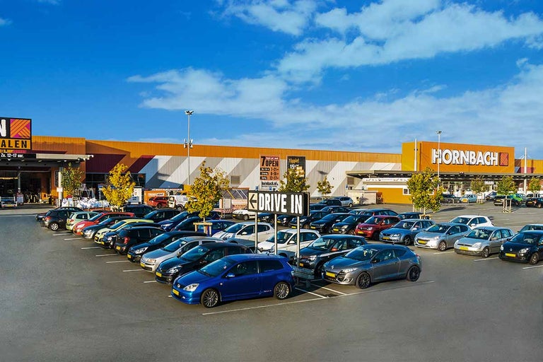 Hornbach bouw- en tuinmarkt met volle parkeerplaats
