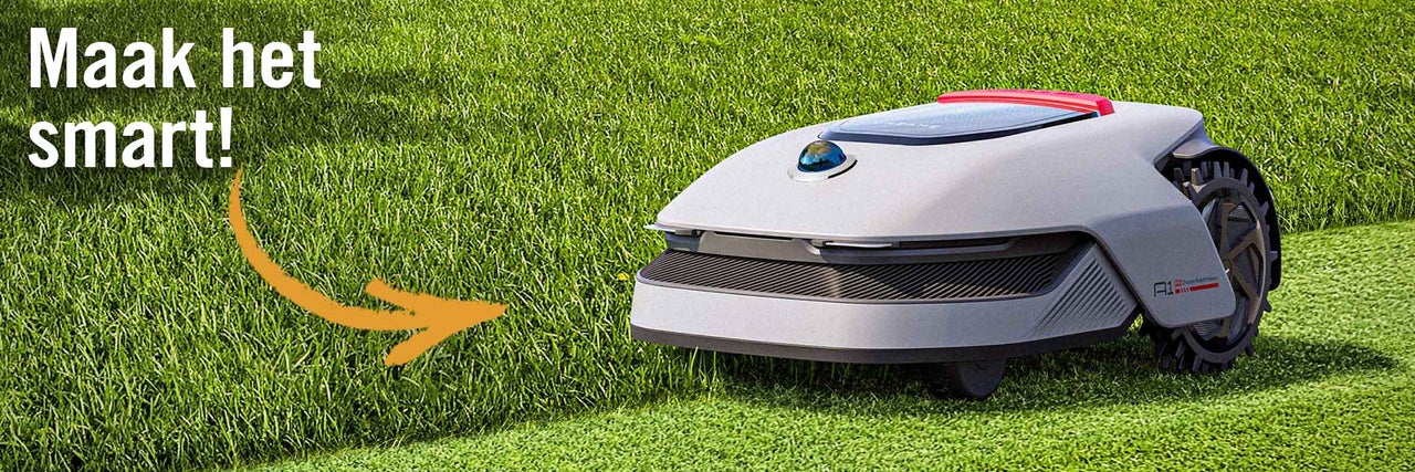 Moderne grijze robotmaaier op een gazon met de tekst Maak het smart.