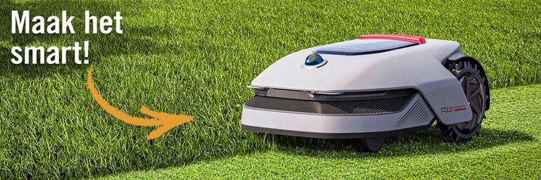 Moderne grijze robotmaaier op een gazon met de tekst Maak het smart.