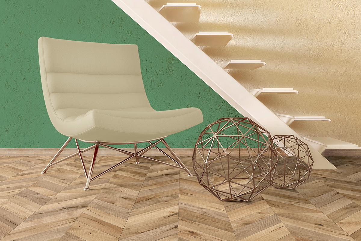 Scene met beige fauteuil, decoratieve metalen bollen en trap