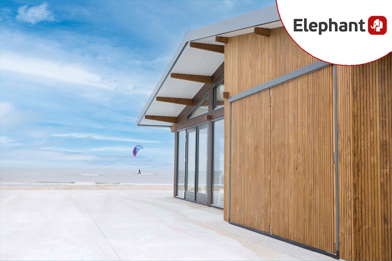 Modern gebouw met houten gevel en grote ramen nabij de zee, Elephant Logo