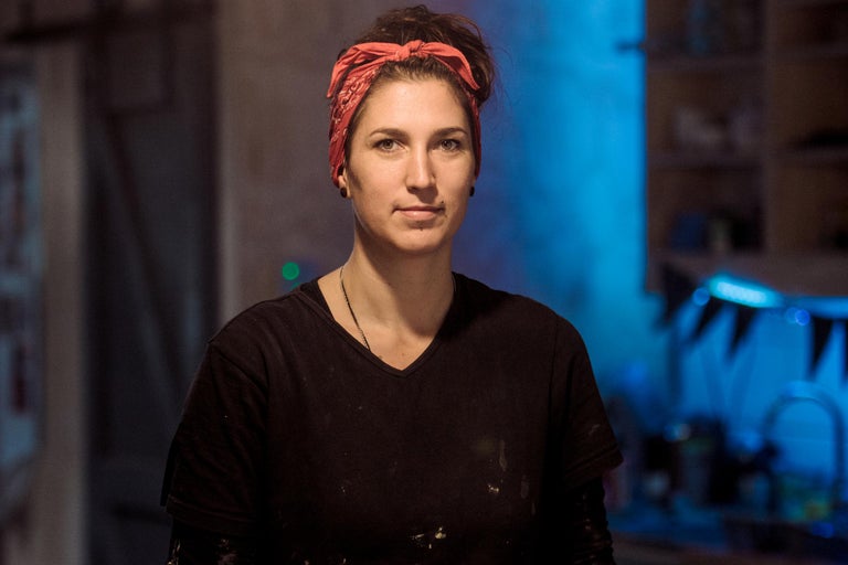 Portret van een vrouw met hoofddoek en werkkleding