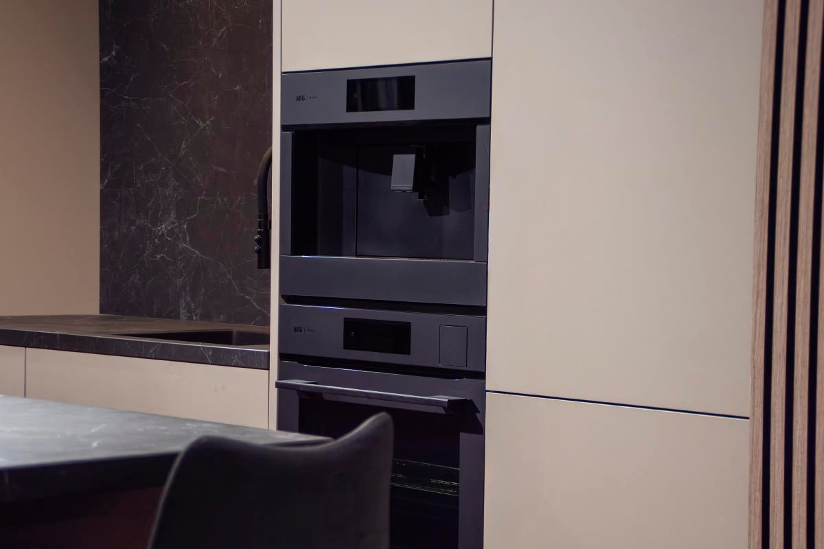 Inbouwkeuken met koffiemachine en oven van AEG