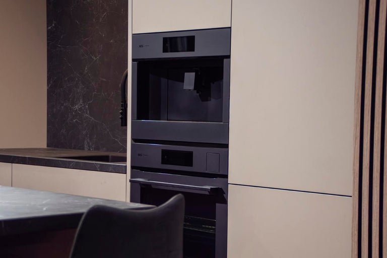 Inbouwkeuken met koffiemachine en oven van AEG