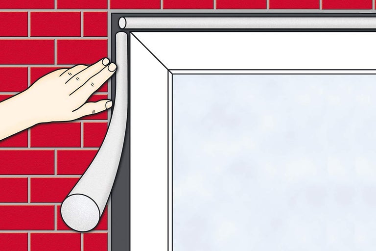 Een afdichting aanbrengen op een raamkozijn voor isolatie.