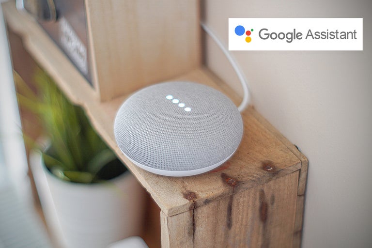 Google Assistant luidspreker op een houten plank