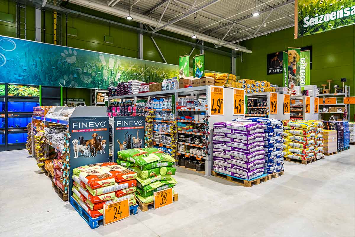 Interieur van een Hornbach-winkel met schappen vol diervoedingsproducten